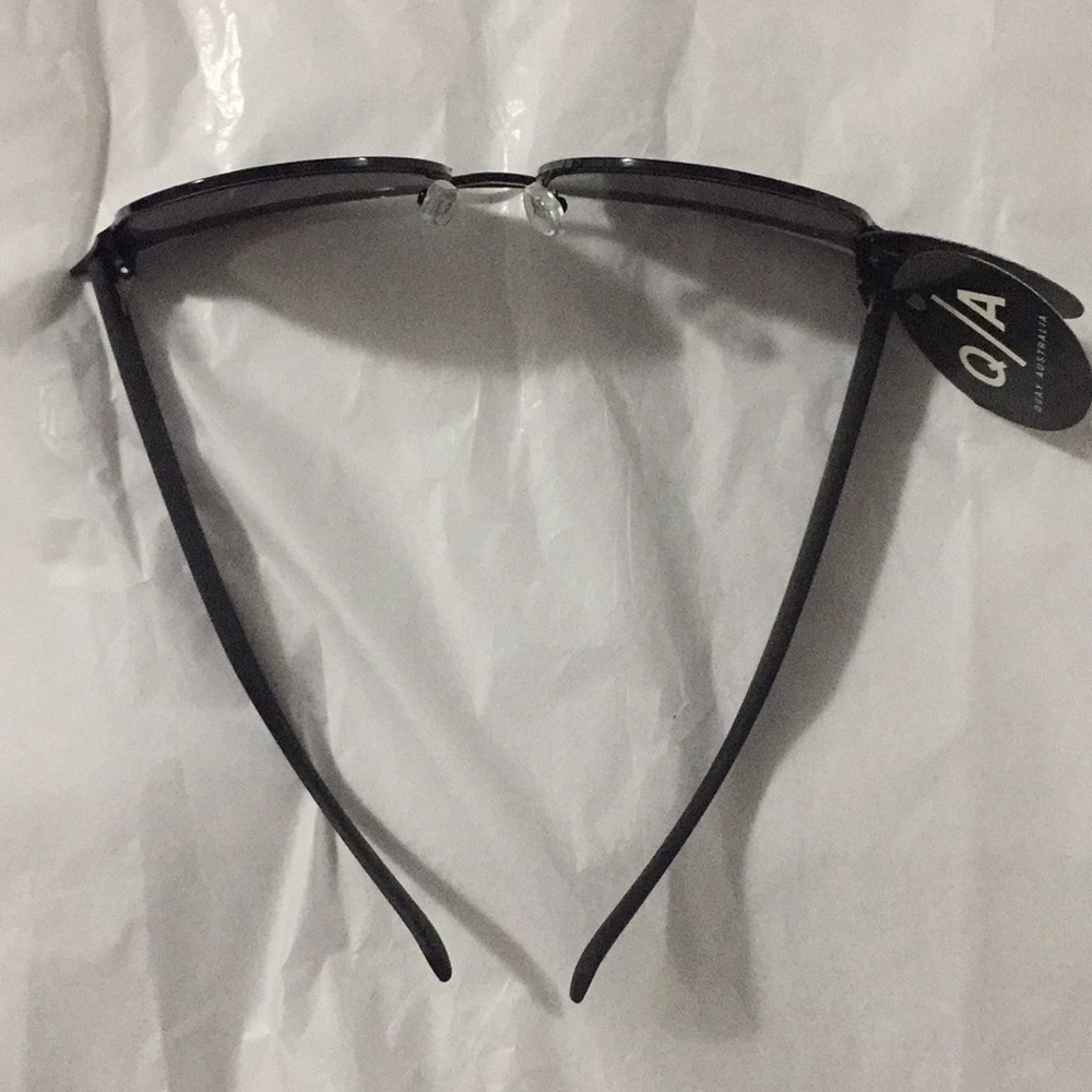 NWT QUAY AUSTRALIA CAT BLACK MIRROR SUNGLASSES OS - Picture 4 of 5